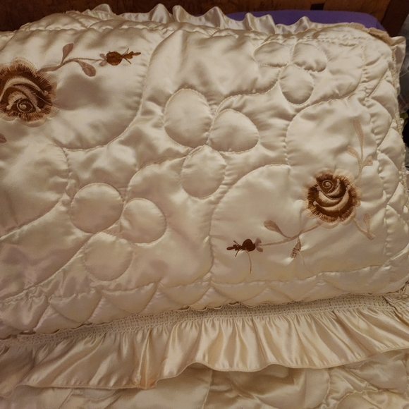 Vintage Embroidered Quilted Satin Bedspread, Pale Yellow, Queen - Picture 7 of 10